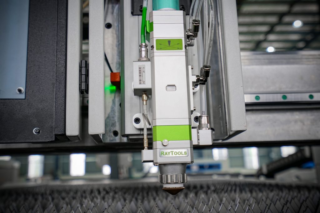 3015 Jednoduchá platforma Vláknový laserový řezací stroj na kov 3000w Raycus IPG laserový výkon